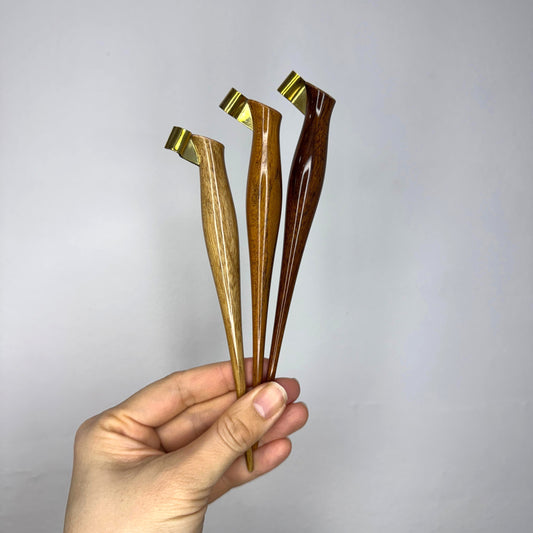 Ash Calligraphy Budget Holder - Palillero Oblicua de Madera