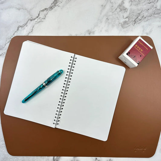 Girologio Tapete de Escritura (Writing Mat) - Cuero Reciclado (Repurposed Leather)