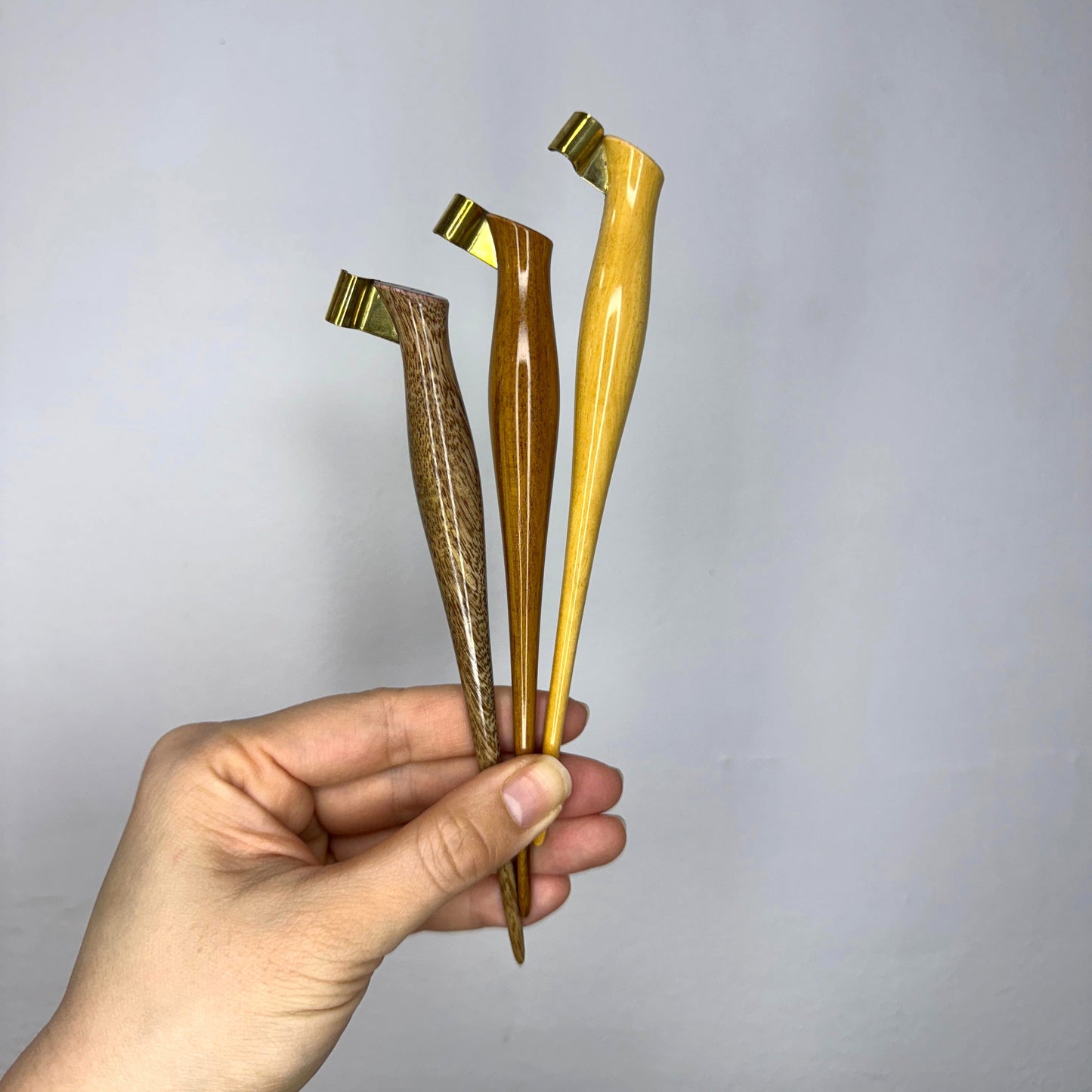 Ash Calligraphy Budget Holder - Palillero Oblicua de Madera