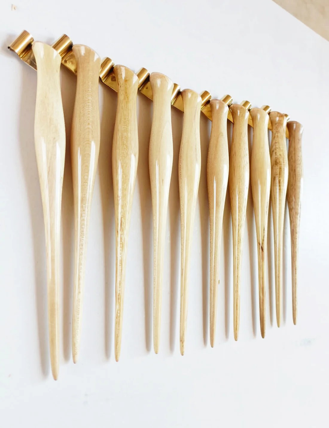 Ash Calligraphy Budget Holder - Palillero Oblicua de Madera