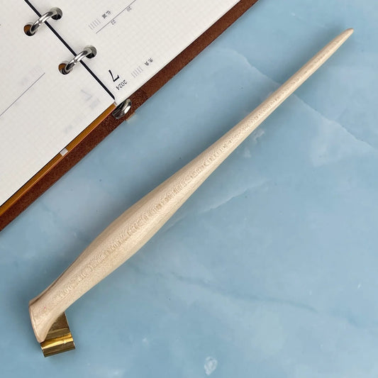 Ash Calligraphy Budget Holder - Palillero Oblicua de Madera