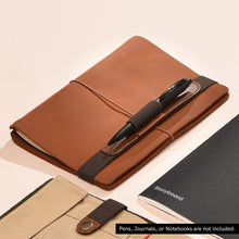 Load image into Gallery viewer, GIROLOGIO - Funda de cuero para libreta y bolígrafo
