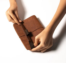 Load image into Gallery viewer, GIROLOGIO - Funda de cuero para libreta y bolígrafo
