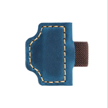 Cargar imagen en el visor de la galería, Pen Loop - Marcapáginas de cuero para portabolígrafos
