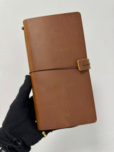 Cargar imagen en el visor de la galería, Cuaderno de Viaje en Cuero
