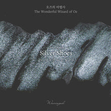 Cargar imagen en el visor de la galería, WEARINGEUL - Silver Shoes Glitter Potion - Botella de 10 ml.
