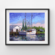 Load image into Gallery viewer, WINNIE´S PICKS - Shrimper at harbor de Jeff Pittman
