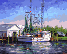 Load image into Gallery viewer, WINNIE´S PICKS - Shrimper at harbor de Jeff Pittman
